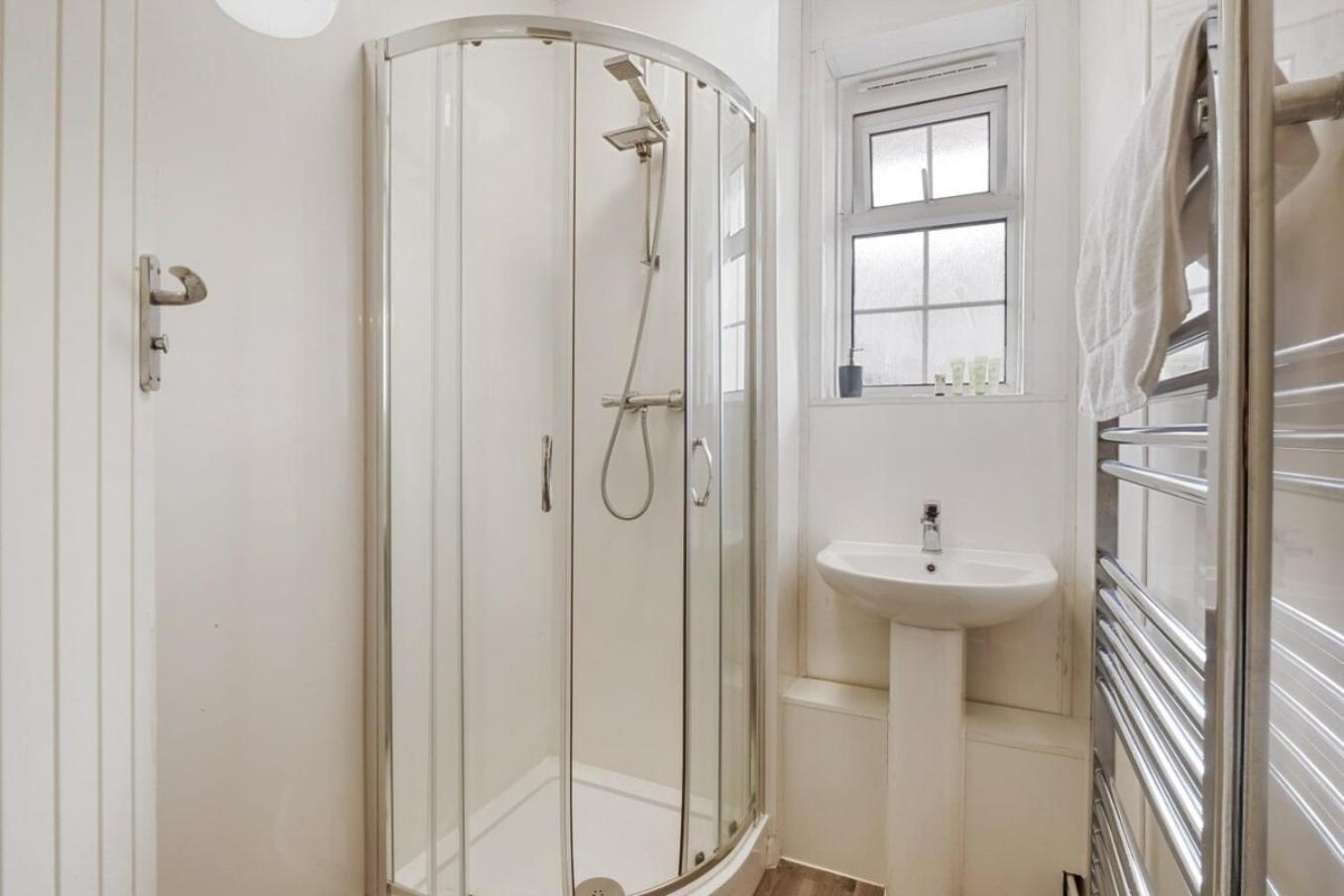 The Serene 2-Bedroom Flat W Free Street Parking Саттон Экстерьер фото