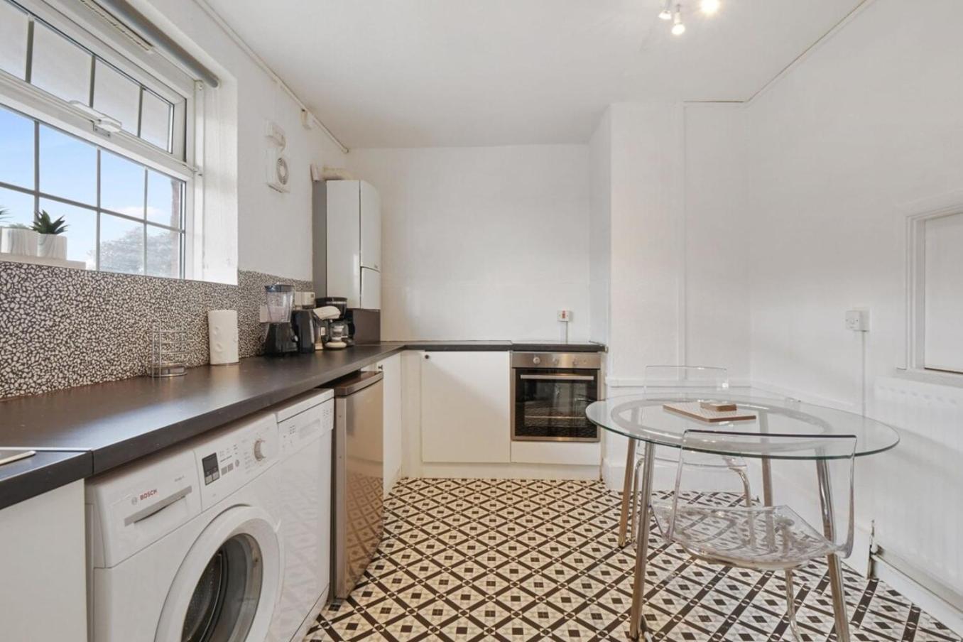 The Serene 2-Bedroom Flat W Free Street Parking Саттон Экстерьер фото