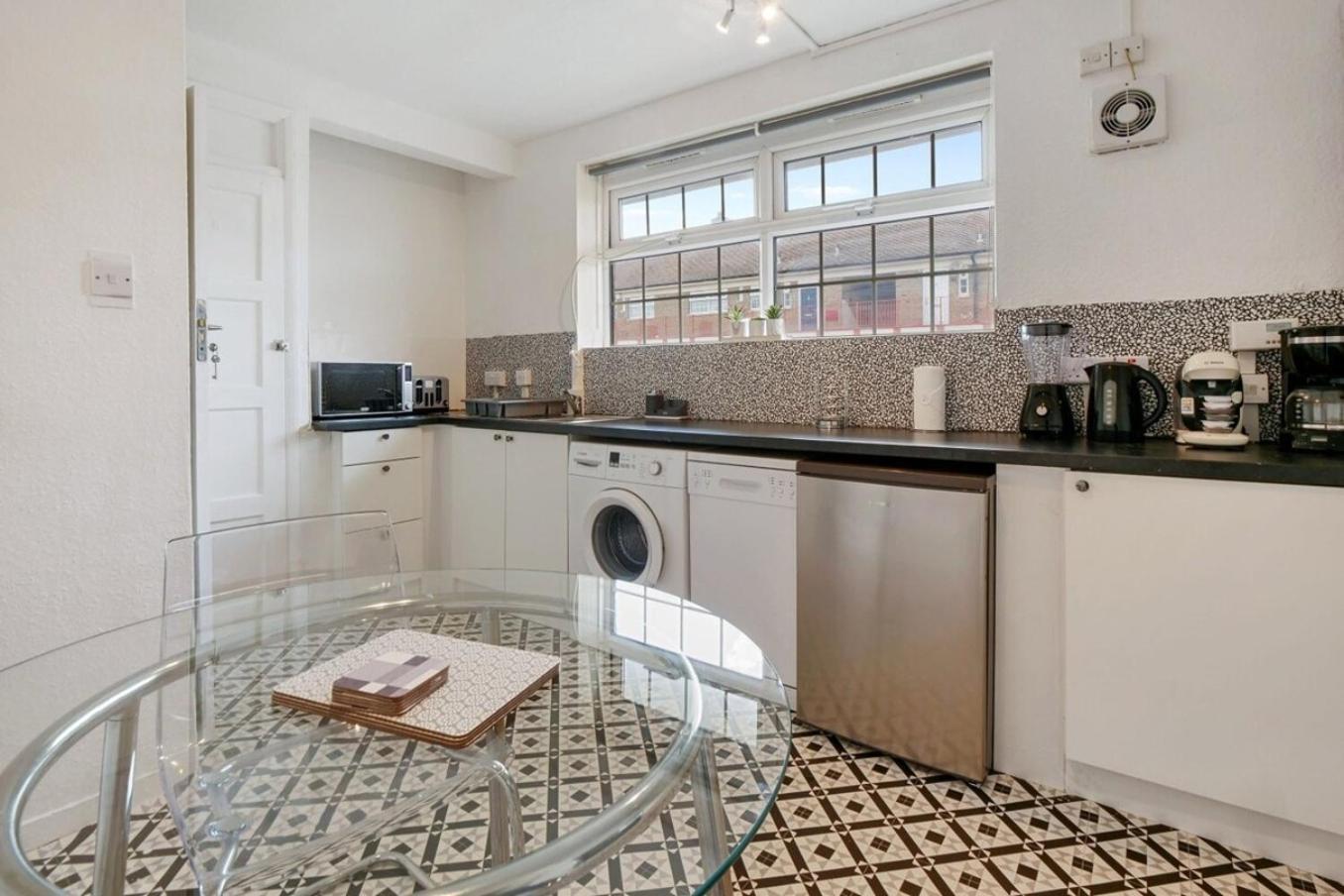 The Serene 2-Bedroom Flat W Free Street Parking Саттон Экстерьер фото