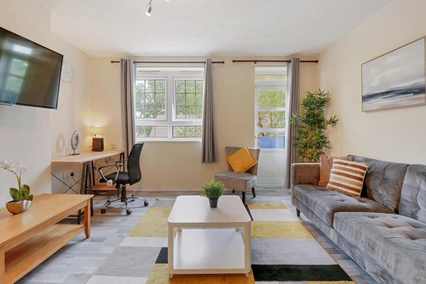 The Serene 2-Bedroom Flat W Free Street Parking Саттон Экстерьер фото